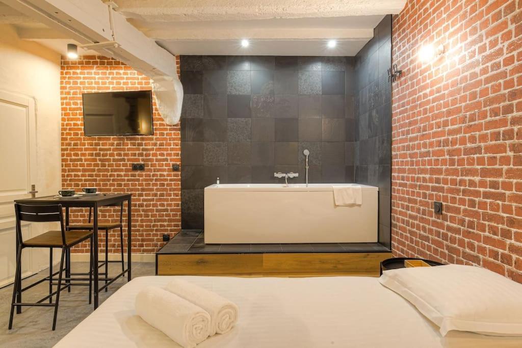 Industrial-Style Studio With Bathtub, Vieux-Lyon Dış mekan fotoğraf