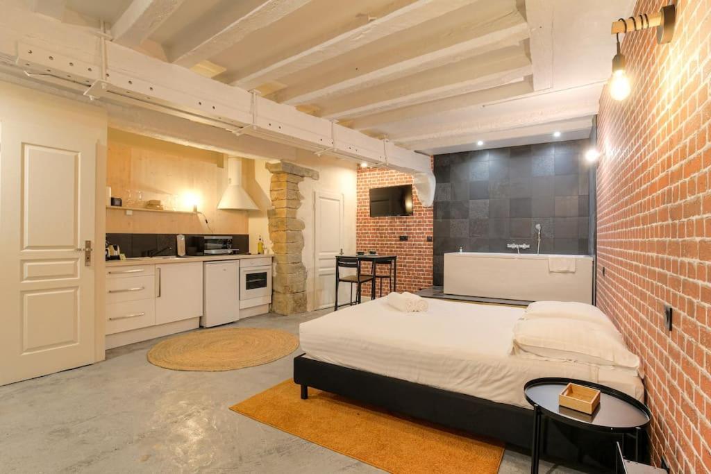 Industrial-Style Studio With Bathtub, Vieux-Lyon Dış mekan fotoğraf