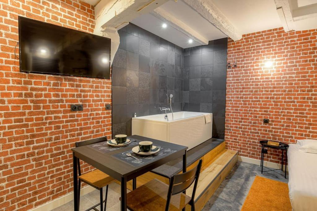 Industrial-Style Studio With Bathtub, Vieux-Lyon Dış mekan fotoğraf
