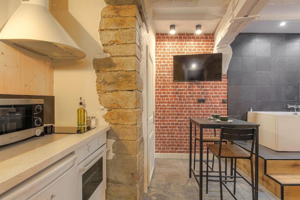 Industrial-Style Studio With Bathtub, Vieux-Lyon Dış mekan fotoğraf