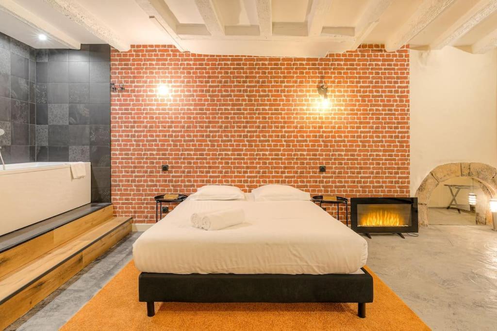 Industrial-Style Studio With Bathtub, Vieux-Lyon Dış mekan fotoğraf