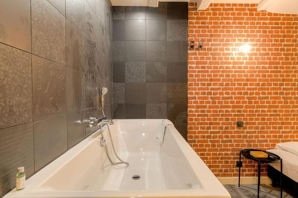 Industrial-Style Studio With Bathtub, Vieux-Lyon Dış mekan fotoğraf