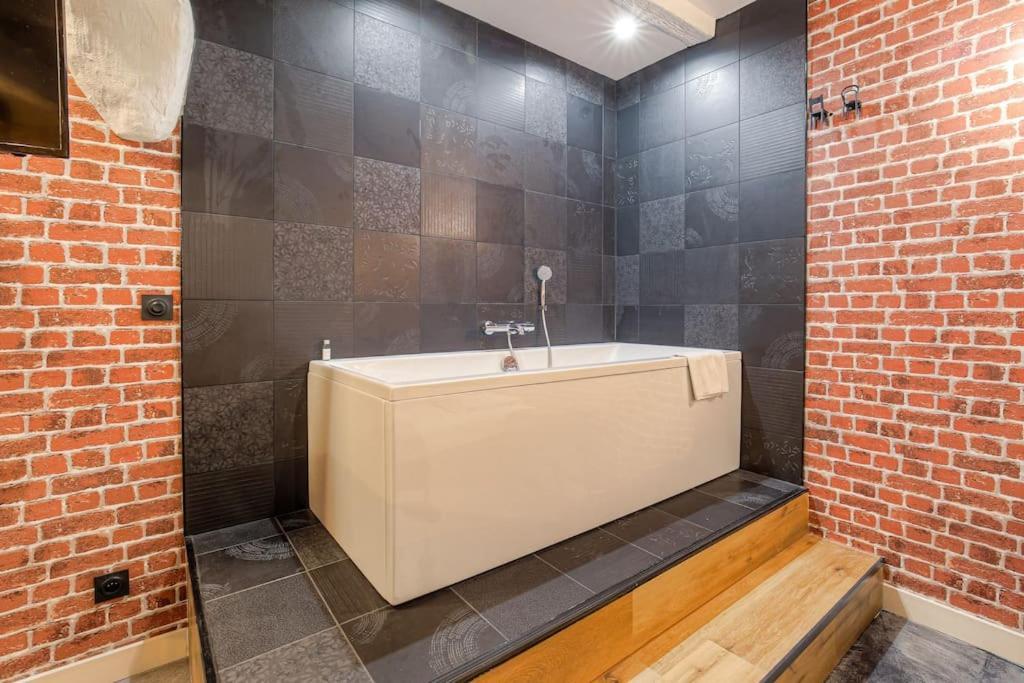 Industrial-Style Studio With Bathtub, Vieux-Lyon Dış mekan fotoğraf