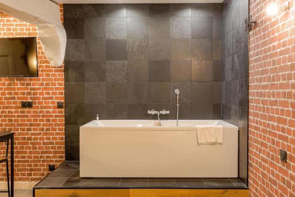 Industrial-Style Studio With Bathtub, Vieux-Lyon Dış mekan fotoğraf