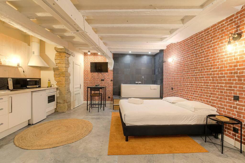 Industrial-Style Studio With Bathtub, Vieux-Lyon Dış mekan fotoğraf